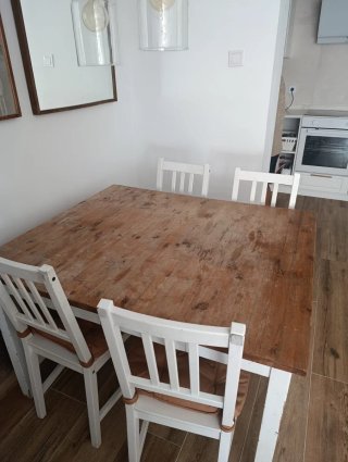 Mesa de comedor de madera