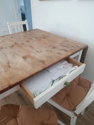 Mesa de comedor de madera