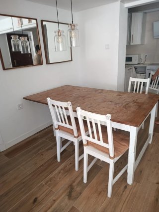 Mesa de comedor de madera
