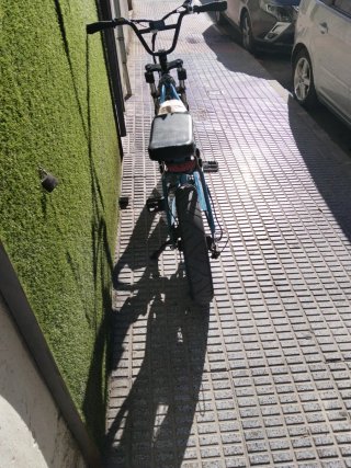 Bicicleta eléctrica azul