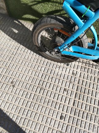 Bicicleta eléctrica azul