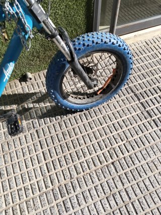 Bicicleta eléctrica azul