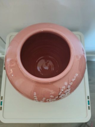 Jarrón de cerámica rosa con flores