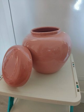 Jarrón de cerámica rosa con flores