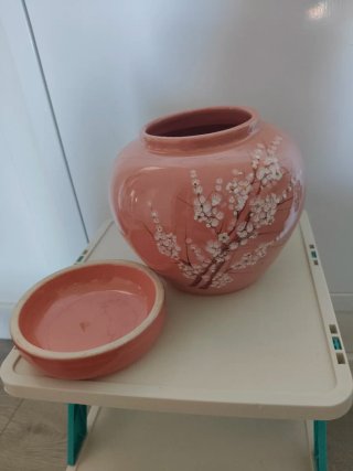 Jarrón de cerámica rosa con flores