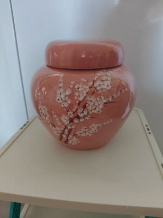 Jarrón de cerámica rosa con flores