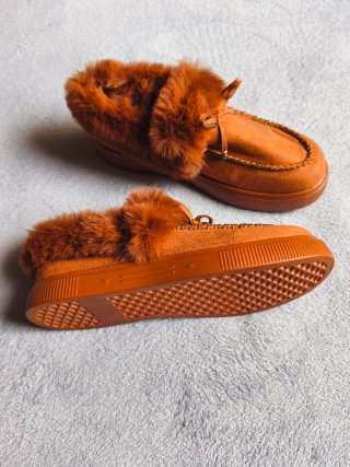 Zapatos de mujer marrones con pelo
