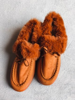 Zapatos de mujer marrones con pelo