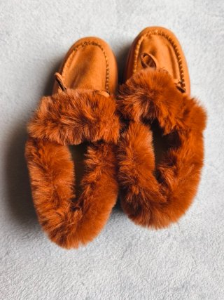 Zapatos de mujer marrones con pelo