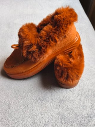 Zapatos de mujer marrones con pelo