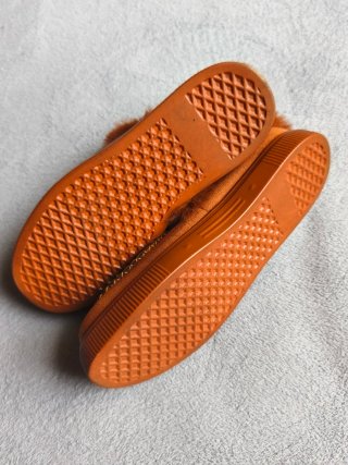 Zapatos de mujer marrones con pelo