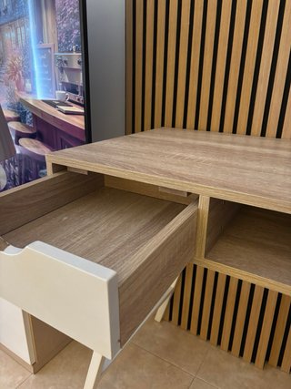 Escritorio madera y metal en blanco