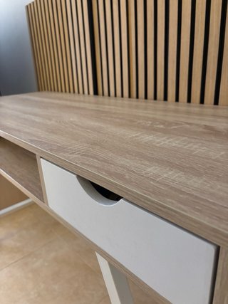 Escritorio madera y metal en blanco