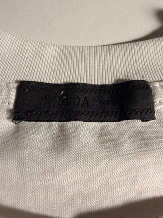 Camiseta Prada Beige con Bolsillo talla S oversize
