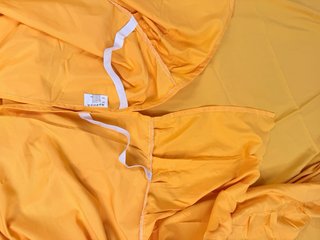 Protetor de cama amarelo com folhos