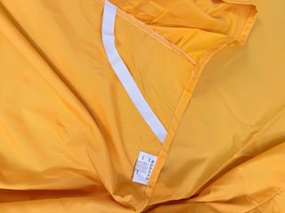 Protetor de cama amarelo com folhos