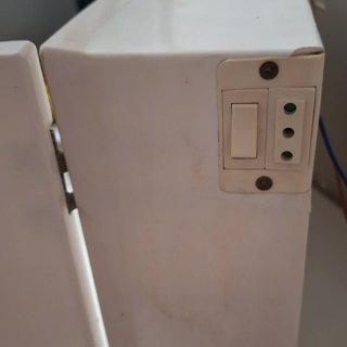 Piccolo pensile da bagno con specchio e 2 ante