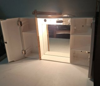 Piccolo pensile da bagno con specchio e 2 ante