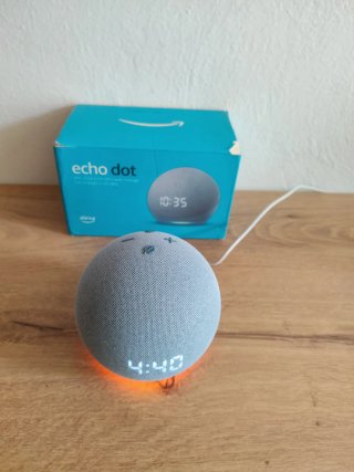 Amazon Echo Dot 4 turchese con orologio