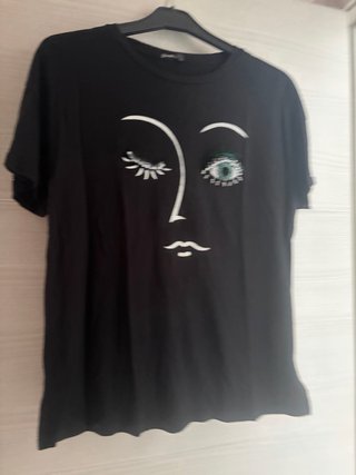 Camiseta Stradivarius con cara bordada