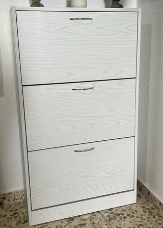 Zapatero blanco y plateado