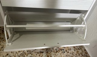 Zapatero blanco y plateado