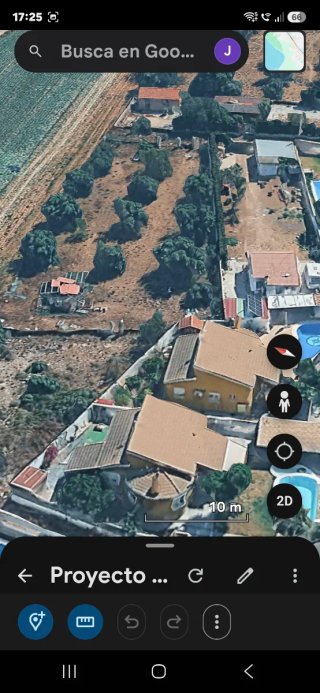Parcela rústica adosada a chalets urbanos