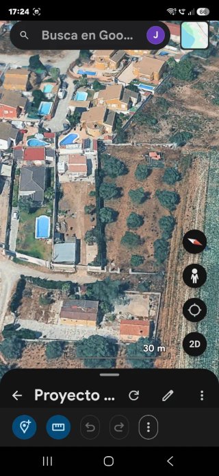 Parcela rústica adosada a chalets urbanos