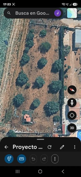 Parcela rústica adosada a chalets urbanos