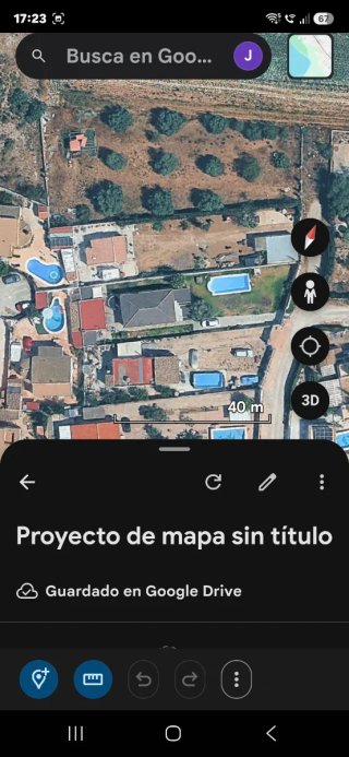 Parcela rústica adosada a chalets urbanos