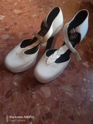 Zapatos de tacón blancos con plataforma