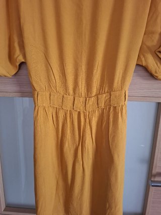 Vestido amarillo de manga corta