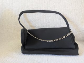Bolso de mano negro con cadena