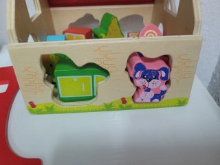 Casita de madera con formas y animales