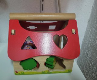 Casita de madera con formas y animales
