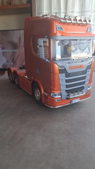 Camión Scania 620 con luces y extras