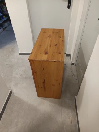 Mueble de madera marrón