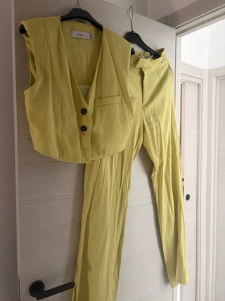 Conjunto Bershka amarillo talla M