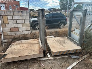 2 montacargas con guías y tornillo sinfín