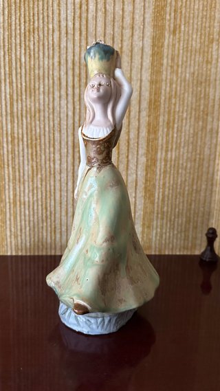 Figura de porcelana mujer con cántaro