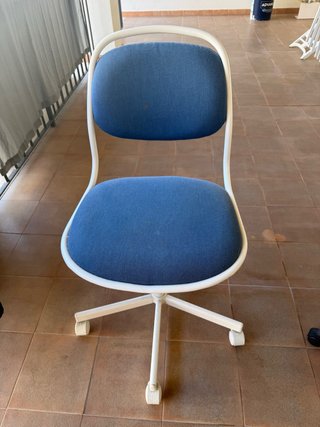 Silla de escritorio azul y blanca