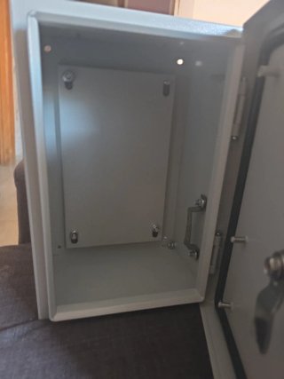 Caja de seguridad metálica con llave para conexión