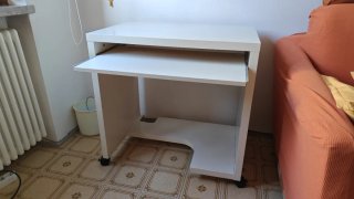 Scrivania porta PC bianca con rotelle