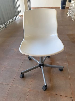 Silla de escritorio giratoria blanca