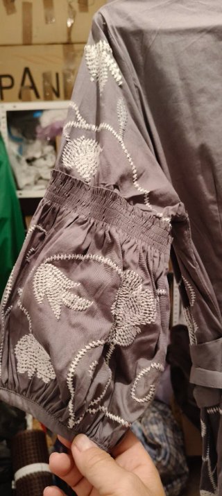 Vestido gris con bordado floral blanco