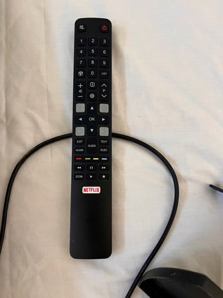 Televisión Smart Thomson 32HE5606 y soporte pared