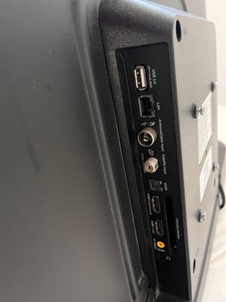 Televisión Smart Thomson 32HE5606 y soporte pared