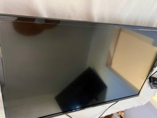 Televisión Smart Thomson 32HE5606 y soporte pared