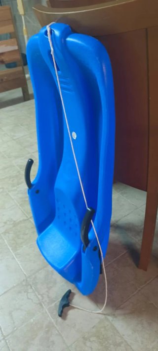 Trineo azul con cuerda y asas