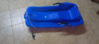 Trineo azul con cuerda y asas